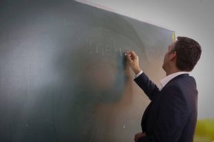  Veseli në klasën XII-1 për Ditën e Demokracisë