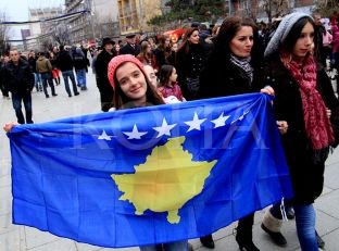 “Kosova pa demokraci të konsoliduar”