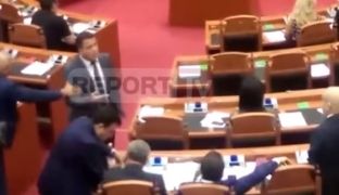 Përleshje mes deputetëve në Shqipëri [video]