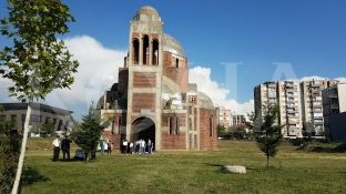 Studentët besojnë se restaurimi i kishës te kampusi universitar ka një prapavijë