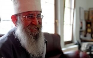 I pari i bektashinjve shqiptarë, në meshën e të dielës në një kishë të Zvicrës