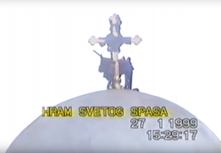 Pamje kur u vendos kryqi në kishën te kampusi universitar [video]