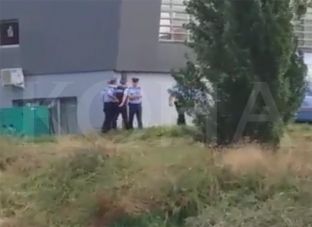  Së paku një polic i lënduar në përleshjen e sotme me studentët që po kundërshtojnë funksionalizimin e kishës [video]