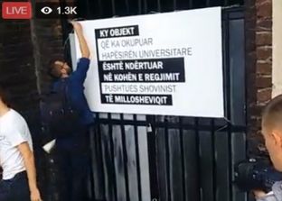 Studentët e SKV-së arrijnë qëllimin, vendosin pankartën e tyre në derën e kishës [video]