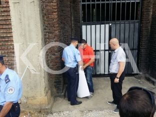 Policia heq banerin e vendosur në kishë nga studentët e SKV-së