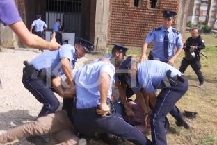 Përleshja mes studentëve dhe policisë para kishës ortodokse në kampusin e UP-së [video]