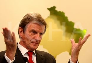  Kouchner nderohet me Honoris Causa nga Universiteti Evropian i Tiranës