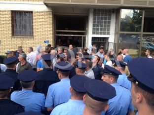 Nuk duan t’i lëshojnë banesat e “YU programit”, përleshen me Policinë [foto/video]