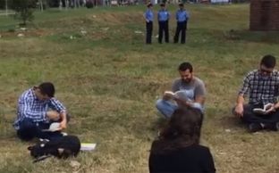 Studentët filluan “ndryshimin” e funksionit të kishës