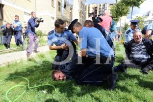 Aksioni për lirimin e banesave: Një polic i lënduar e 10 qytetarë të shoqëruar në Polici