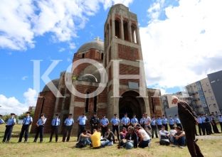 Studentët përfundojnë “leximin” para objektit kishtar në kampusin universitar