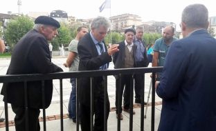  Banorët e dëbuar nga banesat e uzurpuara kërkojnë ndihmë nga kryekuvendari