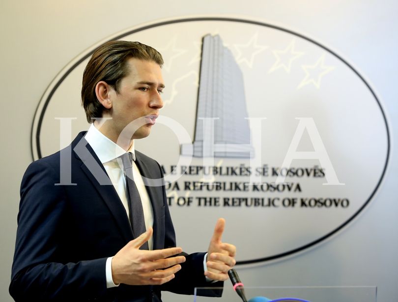 Ministri austriak: Në Kosovë, femrat paguhen që të mbulohen