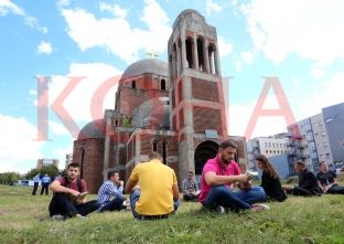 Studentët do të vazhdojnë të lexojnë përreth kishës te kampusi universitar [video]