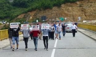 Bizneset protestojnë kundër taksës në Rrugën e Kombit