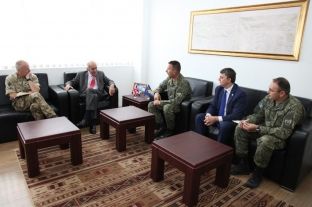 Jackson vizitë edhe FSK-së, merr mirënjohje nga komandanti Rama