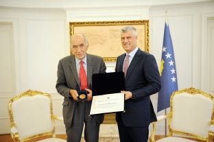 Gjenerali Sir Michael David Jackson dekorohet me Medaljen Ushtarake për Shërbim në Kosovë