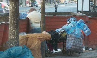 Qumështi shitet në shishe plastike të mbledhura nga kontejnerët