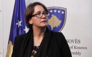 Dërguti mbron Komunën e Prishtinës nga foltorja e Kuvendit të Kosovës