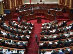  Mes debatit e protestave Shqipëria kalon ligjin për asgjësimin e mbetjeve të Evropës
