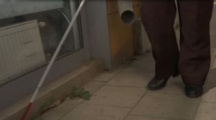  Ligji për të verbrit s’po zbatohet as 4 vjet pas hyrjes në fuqi [video]