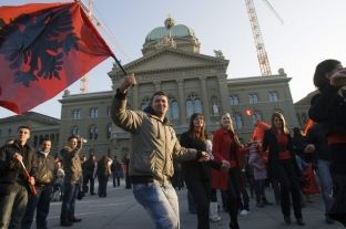Rreziku për dëbimin e shqiptarëve nga Zvicra [video]