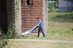 Serbi heq pankartën që e vendosën studentët në kishën pa leje [foto]