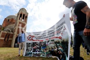 Aksion simbolik i studentëve para kishës serbe të ndërtuar pa leje