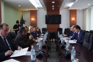 Raporti i Qeverisë për gjendjen në Shërbimin Civil procedohet në Kuvend