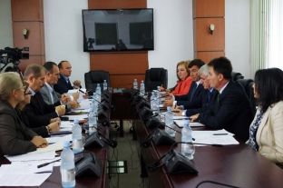 Bajrami: Këtë vit bëhet rishikimi i teksteve shkollore – janë gjetur disa qasje jo të mira [video]