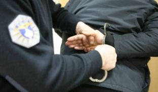 Katër të arrestuar në Mitrovicë  për “sulm ndaj personit zyrtar”