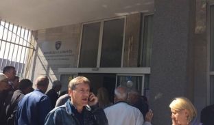 Protestojnë para Ministrisë së Punës 100 punëtorët e larguar nga KEDS-i