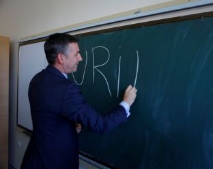 Veseli thotë se arsimi është shumë i rëndësishëm