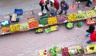 Shitësit ambulantë skaj rrugëve deri nesër afat të largohen