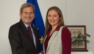 Komisioneri Hahn i rikujton Shqipërisë: Rezultatet e reformave, e vetmja rrugë për progres