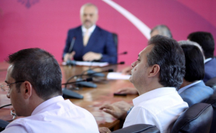 Blushi merr shkas Ligjin e mbetjeve, shkëputet zyrtarisht nga PS