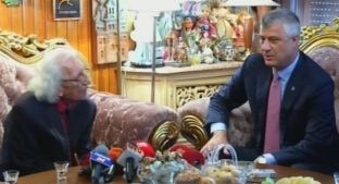 Thaçi dekoron Dritëro Agollin: Është frymëzim për brezat në Kosovë