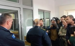 Policia u kërkon protestuesve të lirojnë hyrjen zyrtare të MSH-së