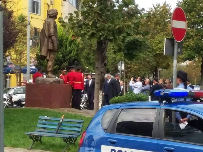 Thaçi pritet me protesta para shtatores së Adem Jasharit në Tiranë
