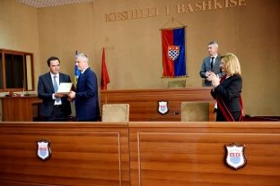 Thaçi shpallet qytetar nderi i Shkodrës