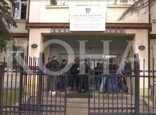 Specializantët bllokojnë QKUK-un [video]