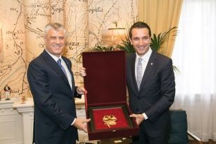 Nderime dhe fishkëllima për Thaçin në Shqipëri