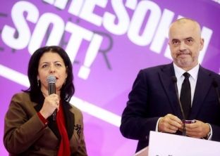 Deputetja e PS-së Mimoza Hafizi i shkon pas Ben Blushit