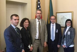 Hoti takohet me disa zyrtarë të SHBA