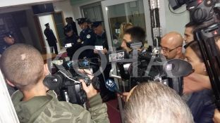 Të pakënaqurit me ndarjen e specializimeve protestojnë, në MSH i pret vetëm policia dhe recepsionistja [foto]