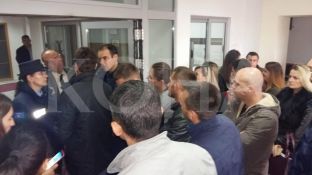 Të pakënaqurit me ndarjen e specializimeve vazhdojnë protestën në Kuvend