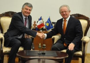 Franca vazhdon mbështetjen për Kosovën