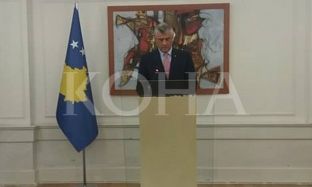 Thaçi mban konferencë shtypi, këshilltarët e tij kërkojnë të mos ketë pyetje të gazetarëve