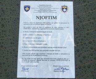 Afishe me “vepra që cilësohen akt terrorist” u vihen makinave