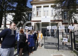 Specializantët, as pas 3 orësh protestë, nuk u pranuan nga ministri [video]